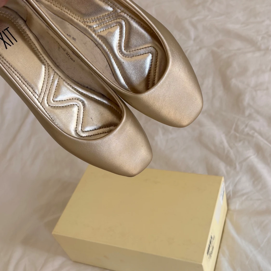 Guldiga ballerinaskor  - 2