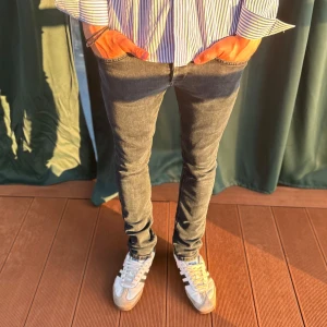 Dondup George  - Säljer nu dessa feta dondup jeans till ett super pris, helt utan defekter! Modellen är 183 cm och väger 70kg
