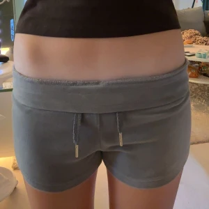 Gråa mjuka shorts från Gina Tricot - Söta grå blåa shorts från ginayoung. Tillverkade i ett jätte skönt material och inte använda någon gång. Skriv privat ifall du har några frågor, pris kan diskuteras💗