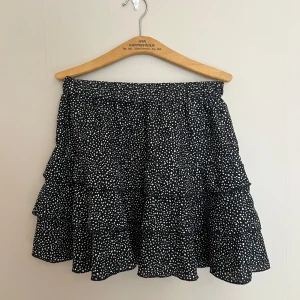 Prickig volangkjol - Använd men i bra skick