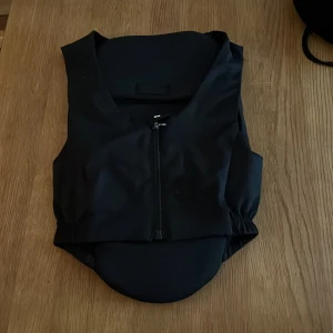 Rid ryggskydd  - Säljer ett svart ryggskydd som är andvänt fåtal gånger. Det är ett ridryggskydd men funkar till andra sporter också!