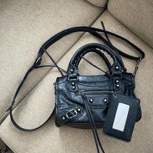 City bag - Super super fin väska men jag letar efter något nytt nu därav säljs den! Det är den lilla modellen💕