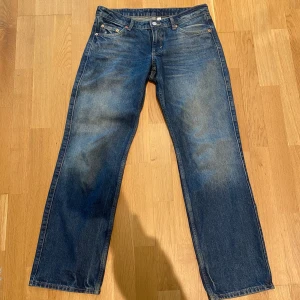 Weekday Arrow Jeans - Jättesnygga weekday jeans i modell Arrow som satt skit snyggt men tyvärr inte passar mig längre💔 dom är i jättebra bra skick fortfarande och det svider att göra sig av med dom