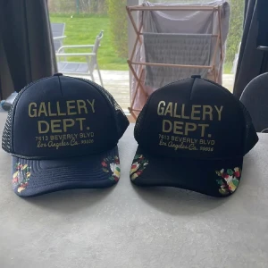 Gallery dept kepsar  - Säljer dessa ritkigt snygga gallery dept kepsar i svart och mörkblå, extremt trendiga men ändå unika inför sommaren, de är styck pris och bara höra av sig vid funderingar !!!!