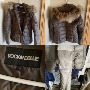 Olivgrön dunjacka Rockandblue med riktig päls - Säljer nu en rock & blue jacka med äkta päls! Jackan är i storlek 38 Väldigt snygg färg & använd i gott skick men tyvärr fläck på armarna se bild vet inte vad man kan ta för att få bort, har tvättat den i maskinen på 30 grader. 500 kronor vill bara bli av med den eller något annat bud