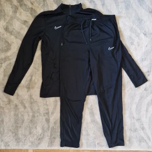 Nike tracksuit - Säljer Nike tracksuit. Toppen är aldrig använd och har kvar taggen. Byxorna har bara använts en gång. Priset kan diskuteras vid snabb affär🙏.