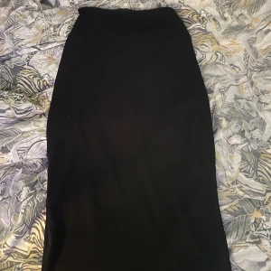 Svart långkjol från Lindex XS - Enkel och stilren svart långkjol från Lindex i storlek XS. Kjolen är lite pösig när man bara står upp men när man går blir den lite tajtare emot benen eller hur man ska förklara! använd 3 gånger ungefär 