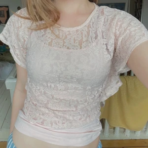 Ljusrosa spetsblus med kort ärm - Säljer detta set som innehåller ett rosa linne med en spets-blus som man sätter på ovanför linnet! 🩷🩷 supeeerr gullig festtopp!!