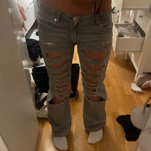 Grå bootcut jeans - Gråa jeans med riv detaljer framtill. Modellen är bootcut med lite utsvängda ben och normal passform. Sjukt fina men har Tyvvär inte kommit till så mycket andvöndning. Perfekta för dig dom gillar lite mer detaljerade eller roliga jeans❤️❤️❤️