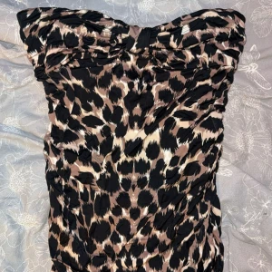 Leopardmönstrad tube top Miss Selfridge - Snygg tube top från Miss Selfridge med leopardmönster i svart, beige och bruna toner.