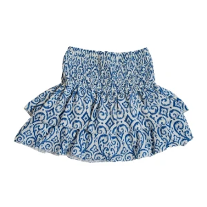 Blåvit volangkjol med mönster  - Meet me there kjol 💕Supersöt kort kjol med blått och vitt mönster och volanger. Kjolen har smock i midjan för en bekväm passform och är perfekt för varma dagar. Lätt och luftig känsla som ger en chill vibe.