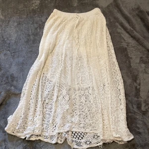 Vit långkjol i spets - Famous Pinterest långkjol till sommaren!💕Kjolen har ett romantiskt och bohemiskt vibe med genombruten spets och elastisk midja. Passar XS/ S