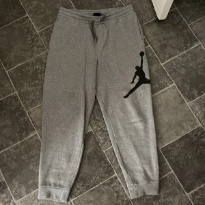 Grå Jordan mjukisbyxor med logga - Väldigt sköna Jordan byxor i storlek M, aldrig använda 