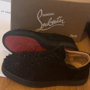 Svarta Christian Louboutin med nitar - Säljer ett par rätt så nya loubs i storlek 43, Allt og finns skriv vid fundering 