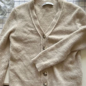Kofta  - Beige kofta från Zara 💕knappt använd 