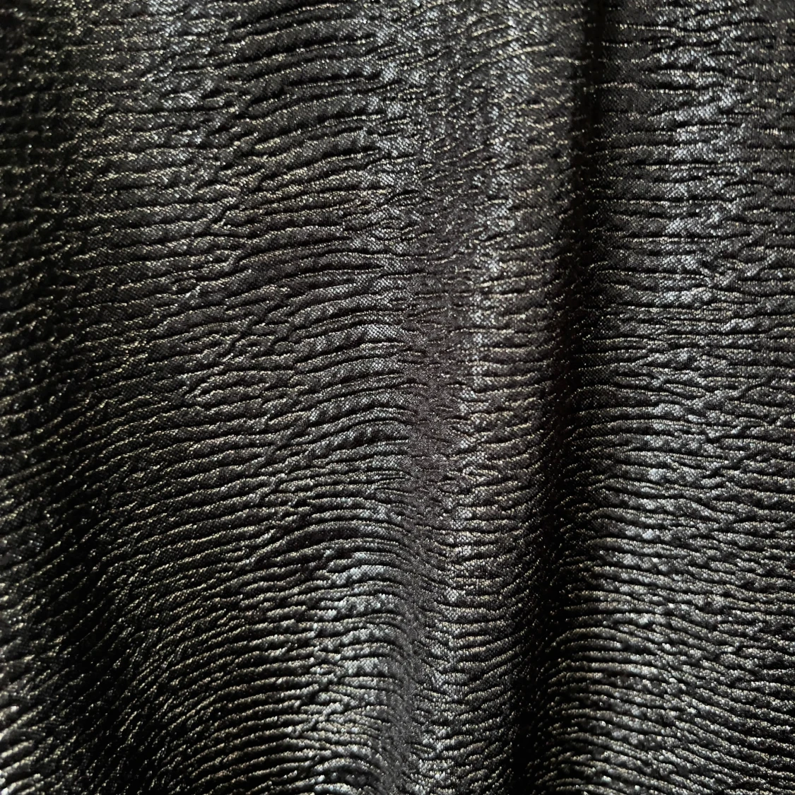 Glittrig svart topp från Lindex - 2