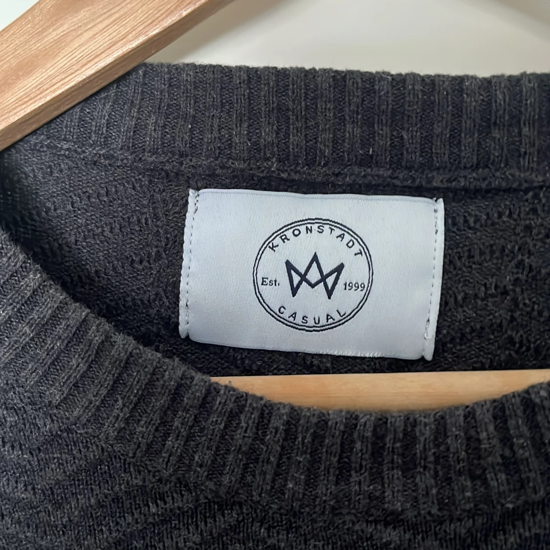 Mörkgrå stickad tröja från Kronstadt - 2