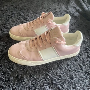 Valentino flycrew - Säljer ett par ljusrosa valentino flycrew i läder. Skicket är som ni ser på bilderna, väldigt bra med alla nitar kvar. Storlek 39