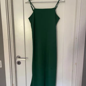 Grön långklänning från H&M XS - Grön långklänning från H&M i storlek xs💚