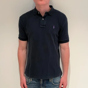 Ralph lauren pike - Ralph lauren piké | Skick: 9/10 | S (passar M) |Fraktar via postnord eller instabox på köparens bekostnad | Hör av dig vid minsta fråga eller fundering! 