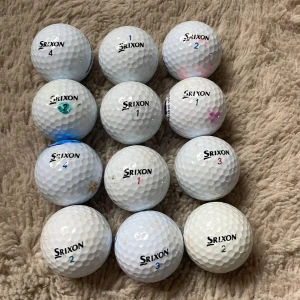 Srixon Q-Star Tour & AD333 (golfbollar) - Samling med Srixon Q-Star Tour och AD333 golfbollar – perfekt för dig som vill ta ditt golfspel till nästa nivå! Bollarna är i bra skick och redo för nya rundor. Passar både nybörjare och erfarna golfare som vill ha kvalitet till ett schysst pris.