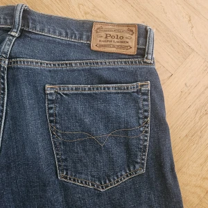 Polo Ralph Lauren jeans - Tjena säljer dessa feta jeansen från Polo Ralph Luaren, väldigt bra skick är som nya. Dem har storleken 32/32. skriv vid frågor och kom med prisförslag. 😁👐🙌