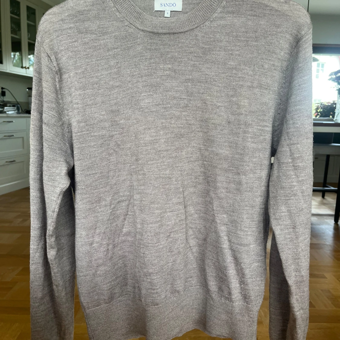 Beige stickad tröja från Sandö