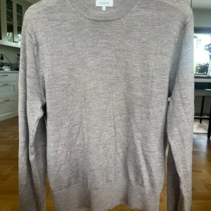 Beige stickad tröja från Sandö - En stilren beige stickad tröja från Sandö i storlek S.