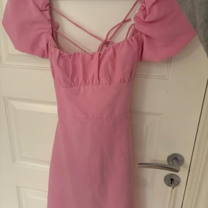 Zara klänning - Fin klänning från Zara i super fint skick ! En liten fläck på ena snöret på baksidan men går säkert att få bort ! Kom med prisförslag 🥰