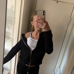 Svart siptröja  - Säljer en svart tröja med silvrig dragkedja framtill. Det är en basic siptröja som passar till allt. Storlek M men passar mig som har storlek xs/s. 🥰🥰