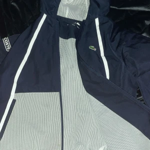 Lacoste tunn jacka - Tunn Lacoste jacka i mycket bra skick knappt andvänd storlek 176 men passar S