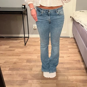Lågmidjade bootcut jeans - Blå bootcut jeans från Zara.💕Lite slitna längst ner men inget man tänker på.