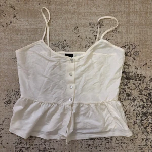 Vit topp - Vitt topp från gina tricot i storlek S med knappar och volang. Använd ca 2 gånger. 