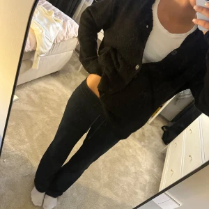 Svart stickad kofta  - Mysig svart stickad cardigan jacka med knappar framtill. Jackan har en loose passform och långa ärmar. Jätteskön och skit snygg!🥰