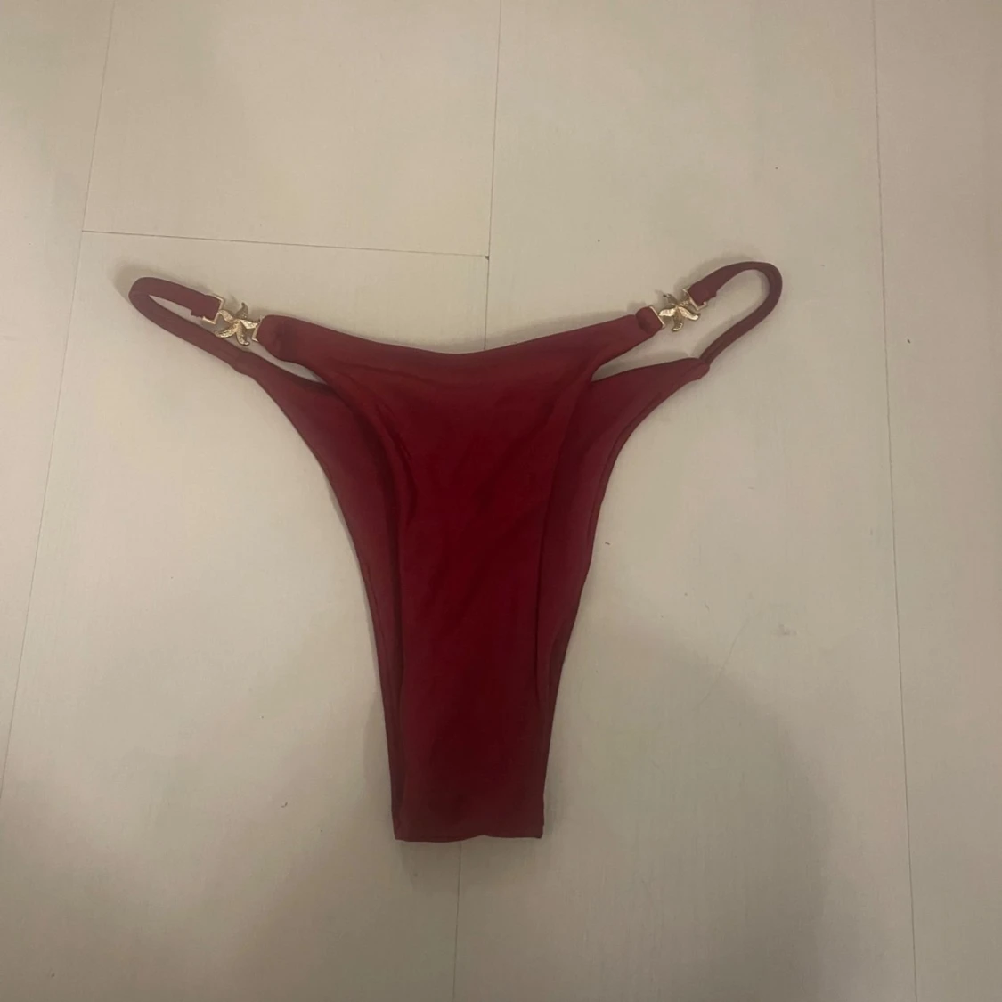 Vinröd bikini med gulddetaljer - 91