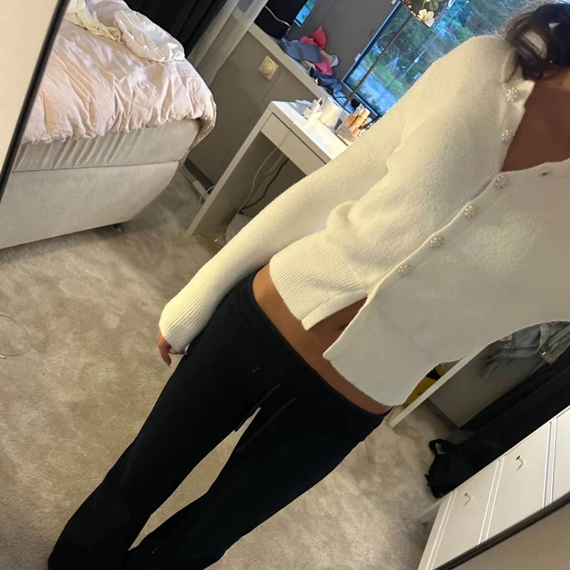 Vit kofta med pärlknappar