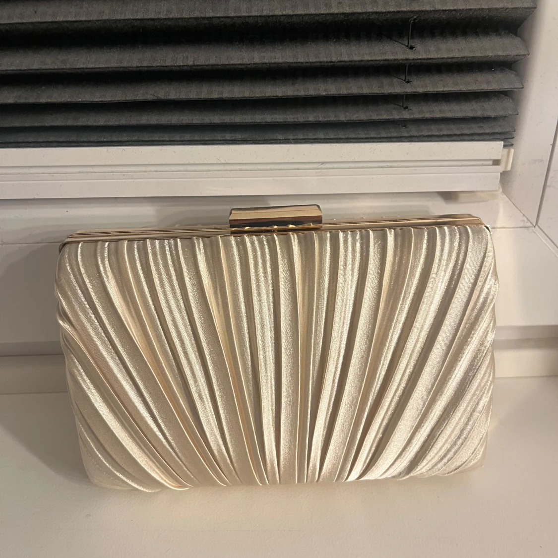 Champagnefärgad clutch i satin - 1