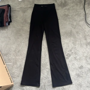 Utsvängda träningsbyxor från H&M - Supersköna och snygga träningsbyxor från H&M move. Använda några gånger och i mycket fint skick!