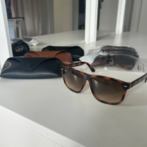 Rayban boyfriend  - Säljer dessa helt nya glasögon, perfekta i sommar men även året runt. Hör av dig vid minsta fundering!☺️ följande priser gäller 395 för endast glasögon, vill man ha äkta rayban skydd till så blir det + 39kr.