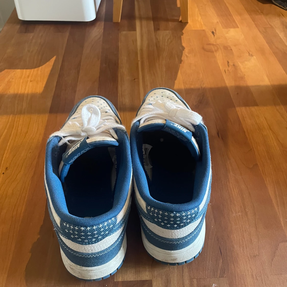 Nike Dunk Low i denim och vitt - 3