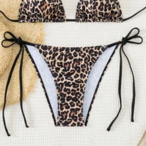3 pack Bikini trosor - Jag säljer dessa eftersom att de är försmå. Alla 3 är helt nya och oanvända. Jag vill bara bli av med de snabbt eftersom att de inte passar och inte används därav det billiga priset❤️