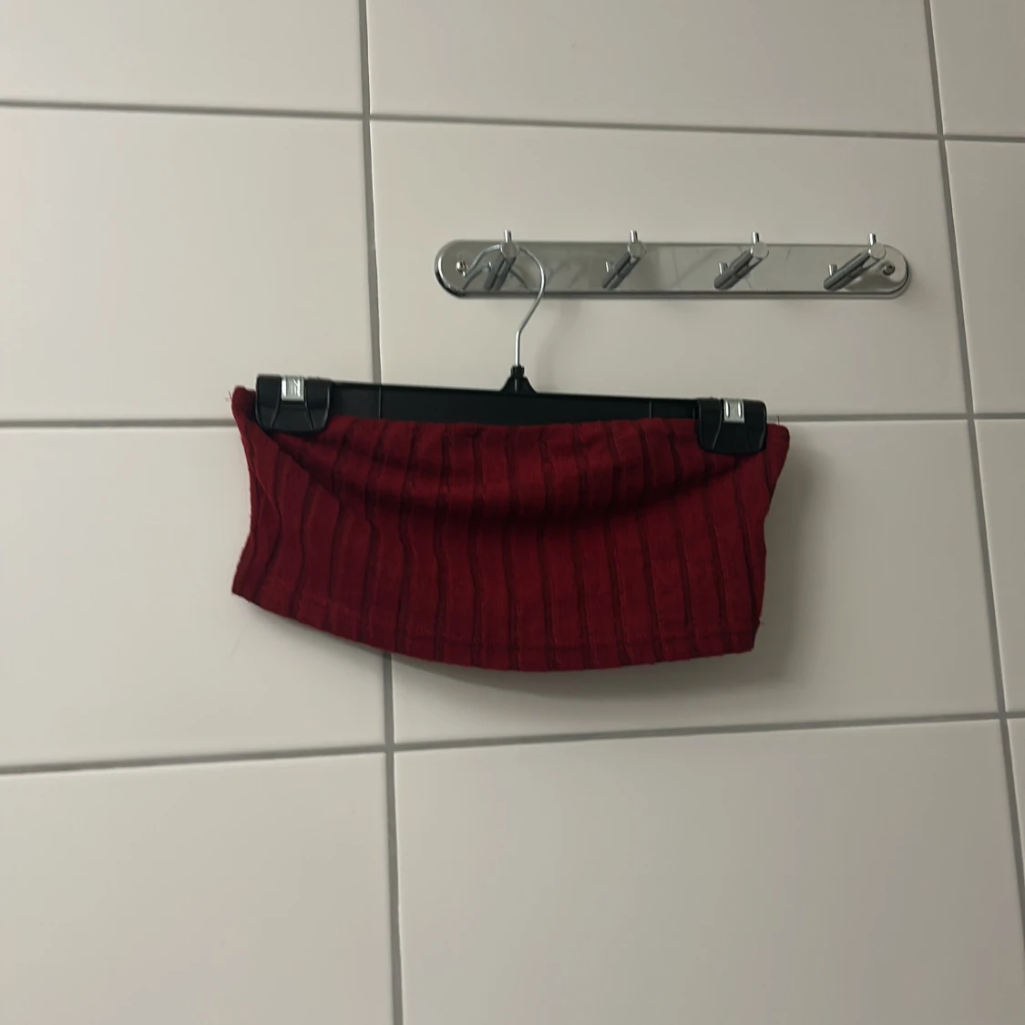 Mörkröd ribbad långkjol med en topp