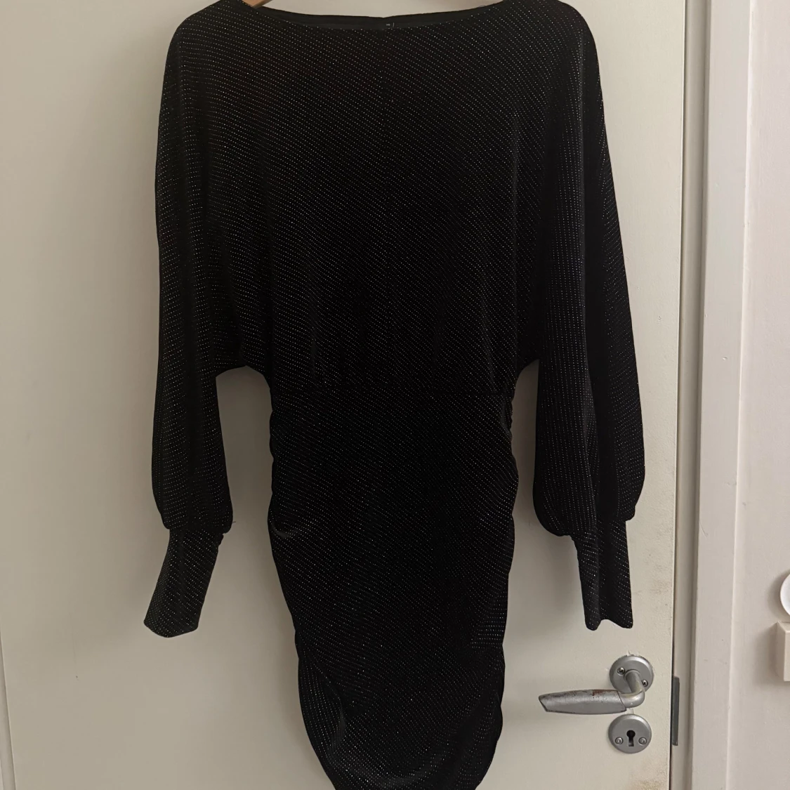 Svart glittrig kortklänning