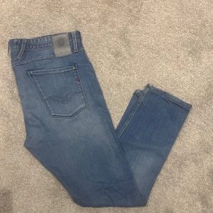 Replay Anbass  - Tja, säljer dessa riktigt schyssta Replay Anbass jeans. | skicket är 8/10 då det finns 2 mindre skador som går att sy ihop och göra snyggt om man vill men skadorna syns inte så mycket vid användning. | Storleken på jeansen är W34, L32. | Nypris för dessa jeans ligger på 1499kr och mitt pris går självklart att diskutera. | Bara att höra av er vid frågor eller funderingar. |