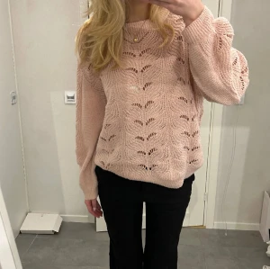 Ljusrosa stickad tröja  - Jättefin ljusrosa stickad tröja. Lite använd men inga defekter alls💕🫶