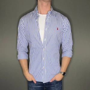 Ralph lauren skjorta - Hej säljer nu min fina Ralph lauren skjorta i storlek M. Den är i nyskick och kommer vara otroligt snygg på sommaren. Nypris cirka 1600kr! Vi kommer att sälja liknande produkter nu i sommar så glöm inte följa profilen!🌊🍾