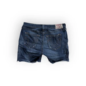 True Religion jeansshorts med nitar - Storlek W33 motsvarar L. Midjemått 45 cm