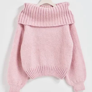 Ljusrosa offshoulder stickad tröja - Säljer denna superfina stickade offshoulder tröjan från Gina Tricot då den inte har kommit till användning🩷 Nypris 400kr🩷 Nyskick och endast testad🩷