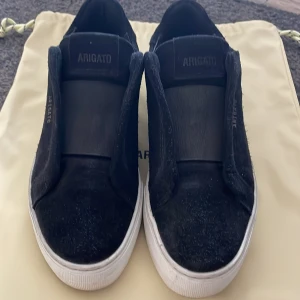 Axel Arigato clean 360 laceless - Väldigt fint skick. De är bara använda ett fåtalgånger. Alla tillbehör finns som man får original samt ett par extra iläggssulor. Priset är inte hugget i sten! Kom om om du har några frågor eller funderingar!