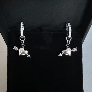 Arrow heart örhängen  - Örhängena är aldrig använda och 100 % rost- och nickelfria. Hör gärna av dig om du har några frågor ☺️ 